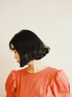 パーマをかけた女性